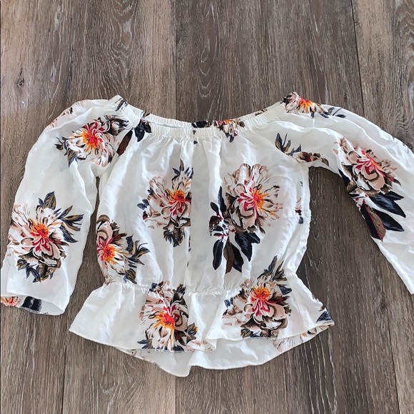 unknown Tops - Over-shoulder flower top